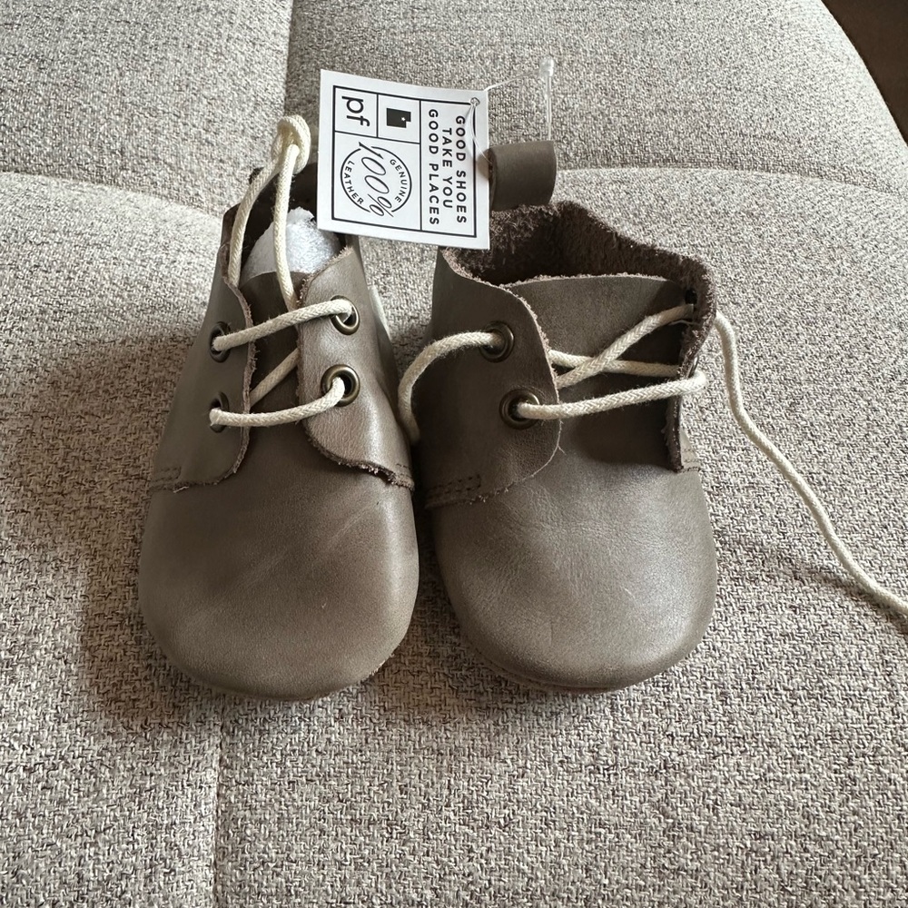 New with tags Piper Finn low top Oxfords - size: 2, color: stone